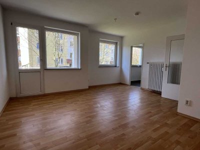 HELL-RUHIG - 1-Zimmer-Wohnung mit Balkon / EG (Hochparterre)