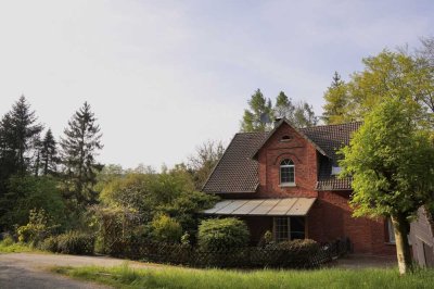 Historisches Forsthaus auf sonnigem Grundstück