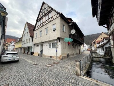 Attraktives Mehrfamilienhaus mit 5 Wohneinheiten & 3 Garagen – Jetzt investieren!