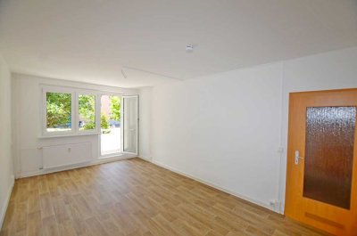 renovierte 4-Raum-Wohnung, 1.Etage mit 2 Stellplätzen, Badewanne, Balkon! Bezug sofort möglich!