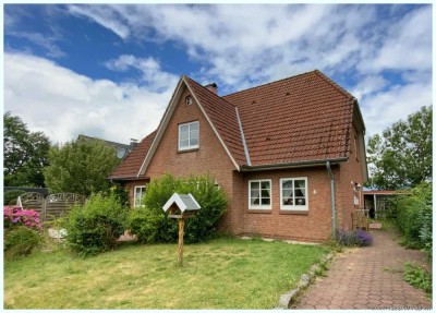 Husum 10 Autominuten: Solides Friesenhaus mit großer Garage und Hauskoppel in ruhiger Dorfrandlage!