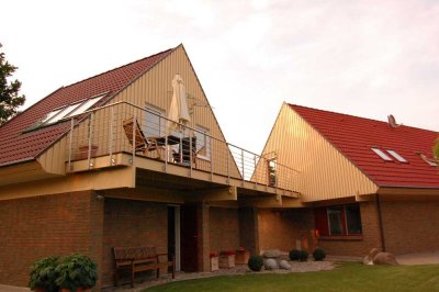 Schöne und neuwertige 1-Raum-DG-Wohnung mit gehobener Innenausstattung mit Balkon und EBK in Damp