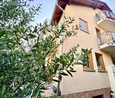 Spacious Family Home in Quiet Rear Lot / Großzügiges Einfamilienhaus in ruhiger Lage