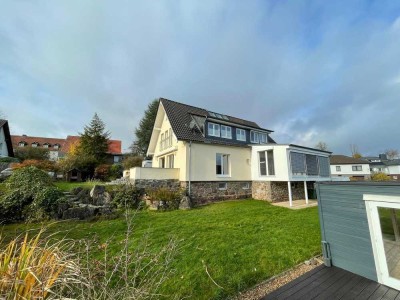Modernisiertes Traumhaus in Frankenberg: bodentiefe Fenster, Wintergarten, Sauna, Terrassenvielfalt