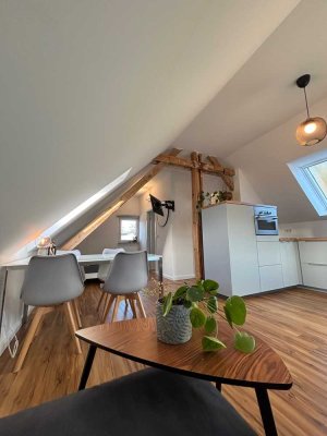 Ruhiges, helles Dachgeschoss-Apartment im Grünen – möbliert & bezugsfertig