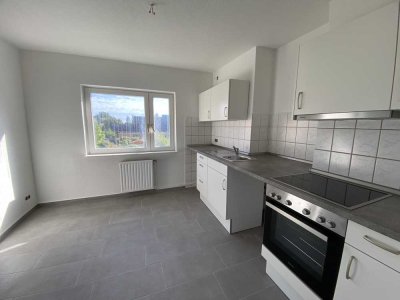 frisch renovierte zwei Zimmerwohnung im 1. Obergeschoss mit EBK