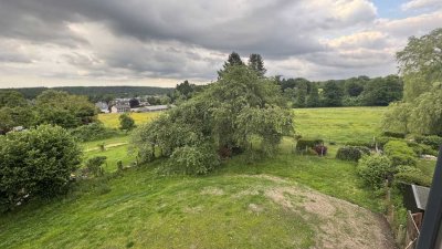 Attraktive Haushälfte 5,5-ZKD2B mit energiesparender Ausstattung und großem Garten
