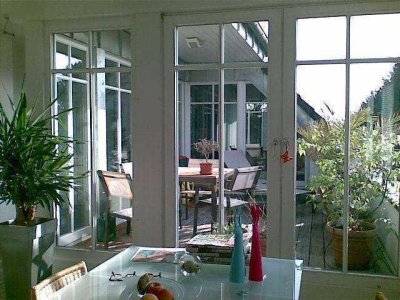 Düsseldorf-Wittlaer: Mod. Landhauswohnung mit Atrium-Terrasse