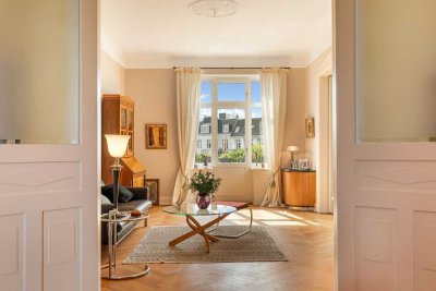Charmante Jugendstilwohnung mit Weitblick: Lichtdurchflutetes Wohnen am Isebekkanal