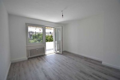 Direkt am Marktplatz! Renovierte 2-Zimmer-Whg mit Balkon in DU-Beeck