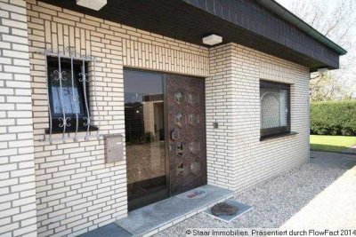Freistehendes Einfamilienhaus/Bungalow mit Garage ruhige Lage mitten im Grünen