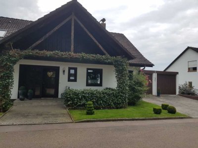 Geräumiges, preiswertes 7-Zimmer-Zweifamilienhaus in Ortlfing bei Burgheim