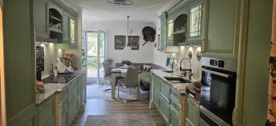 Exklusive EG-Wohnung mit 60 m² Terrasse, Poolzugang und toskanischem Flair