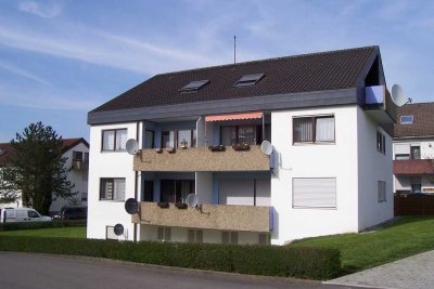 Helle Erdgeschoss Wohnung mit Balkon in ruhiger Lage