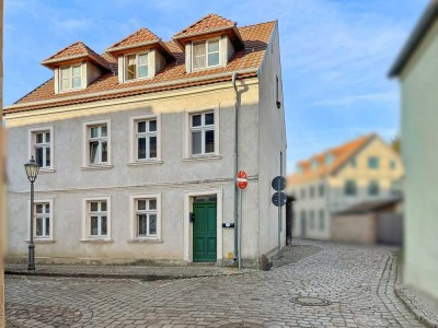 Top-Lage in Beelitz: 4-Parteien-Mehrfamilienhaus mit Remise und zwei Garagen im Stadtzentrum