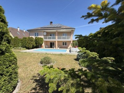 Solides Einfamilienhaus in Sollenau! 6 Zimmer, Garten + Pool, 2 Balkone, PV &amp; WP Anlage, Garage, etc.