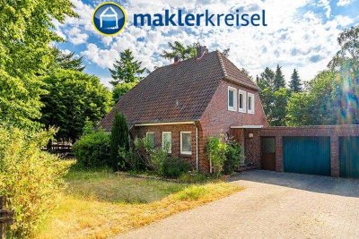 Friedeburg: Solides Einfamilienhaus mit Garage in Horsten