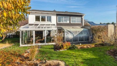 Zeitlose Eleganz trifft Wohlfühlambiente – Exklusive Villa mit Spa, Gartenparadies & Fernsicht