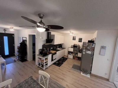 Helle 2 Zimmer Wohnung mit Balkon, EBK, Keller und TG
