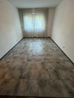 Schöne 2-Zimmer-EG-Wohnung mit Einbauküche in Duisburg