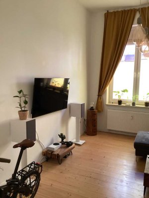 Sehr schön sanierte Wohnung mit Balkon, Dielenböden und Wohnküche in stilvollem Altbau!
