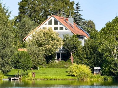 Ein "Kunststück" am See – vielseitiges Haus mit wunderschönem Garten und eigenem, 30m langem Ufer...