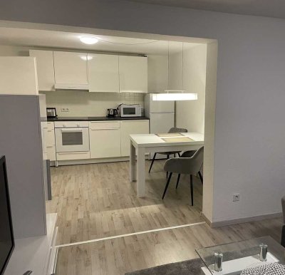 Geschmackvolle 2-Zimmer-Souterrain-Wohnung mit EBK und Terrasse