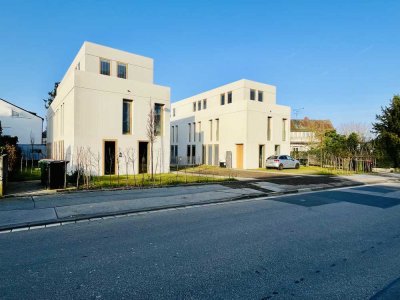 Neuwertige Wohnung mit vier Zimmern sowie Balkon und EBK in Mainz