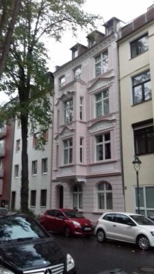 Sanierter Altbau: sehr schöne 2 Zimmer Wohnung im EG mit hohen Decken