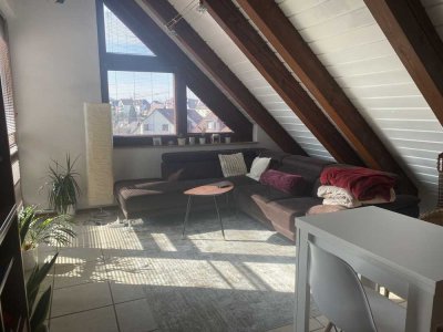 Stilvolle, modernisierte 2-Zimmer-Dachgeschosswohnung mit geh. Innenausstattung mit Balkon und EBK