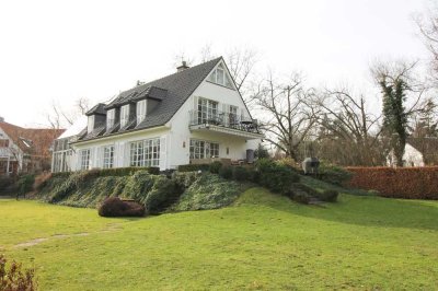 Stilvolle Villa mit viel Privatsphäre in bester Lage von Neuss-Gnadental (unmittelbar am Sporthafen)