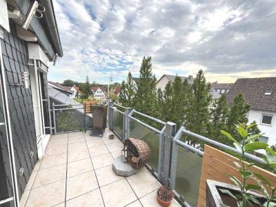 Attraktives DG-Apartment mit Balkon + PKW-Stellplatz - ansprechend möbliert
