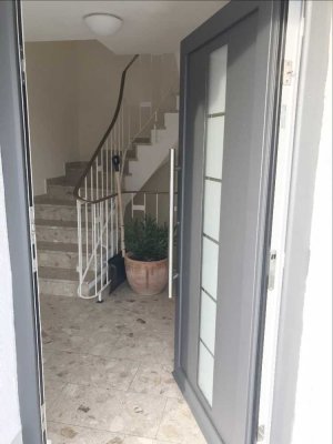 Renovierte 4-Zimmer - Erdgeschosswohnung mit Terrasse und Garten