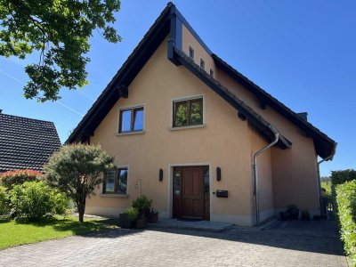 freistehendes gepflegtes Einfamilienhaus mit großen, sonnigen Grundstück