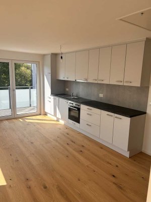 Erstbezug mit Balkon und EBK: Stilvolle 4-Zimmer-DG-Wohnung mit geh. Innenausstattung