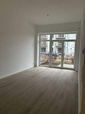 Großzügige 3 Zimmer Wohnung im Erdgeschoss mit Terrasse und Garten