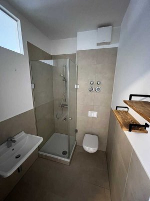 Stilvolle, vollständig renovierte 1,5-Zimmer-Wohnung mit Einbauküche in Hannover