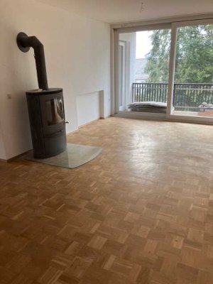 Lichtdurchflutete, neu renovierte 5-Zimmer-Wohnung  mit Balkon und Einbauküche