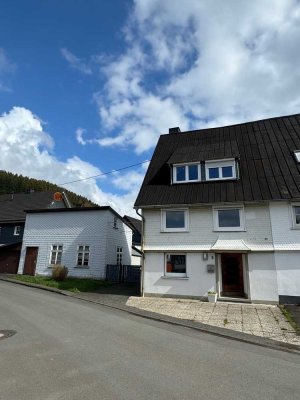 Doppelhaushälfte mit Nebengebäude in Hilchenbach-Helberhausen