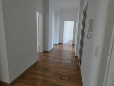 4 Zimmer Wohnung mit Einbauküche zu vermieten