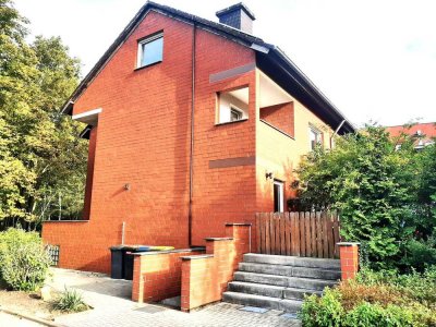 Renovierte Dachgeschoss-Wohnung mit Einbauküche sucht netten Mieter