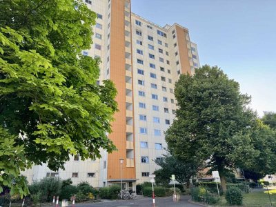 Sanierungsbedürftige 2-Zimmer-Wohnung mit Loggia, Gartenblick und Stellplatz