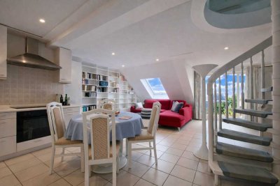 Charmante Maisonettewohnung mit Kachelofen, zwei Balkonen & 2 Tiefgaragen-Stellplätzen