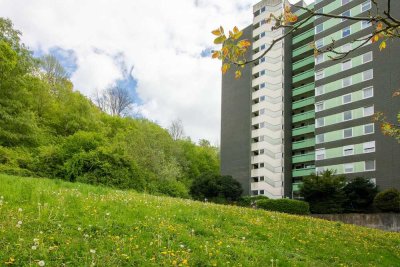 Leerstehende 2,5-Zimmer-Wohnung am Waldrand mit Balkon, Tiefgarage und viel Potenzial