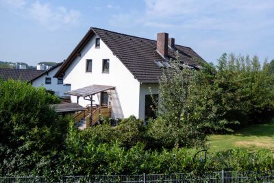 modernisiertes Zweifamilienhaus mit schönem Grundstück