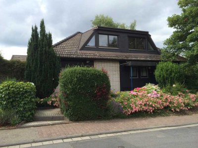 Freistehendes Familienhaus mit Pool, großem Garten, Kamin & Doppelgarage – ruhige Lage