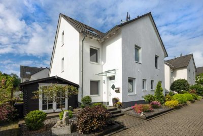 Attraktive Doppelhaushälfte mit Garage und Pool