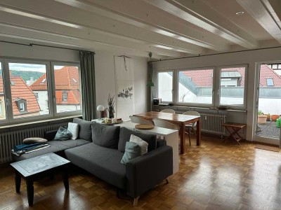 Geschmackvolle, modernisierte 2-Raum-DG-Wohnung mit geh. Innenausstattung mit Balkon in Stuttgart