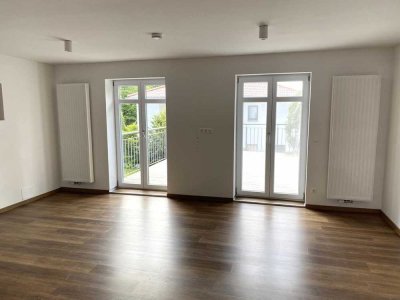 Hochwertige 2,5 Zi. Dachterrassenwohnung mit Einbauküche, Keller, 2x Stellplatz, ca. 85 m2 Wfl.