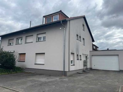 Schöne Dachgeschosswohnung mit Balkon und Küche